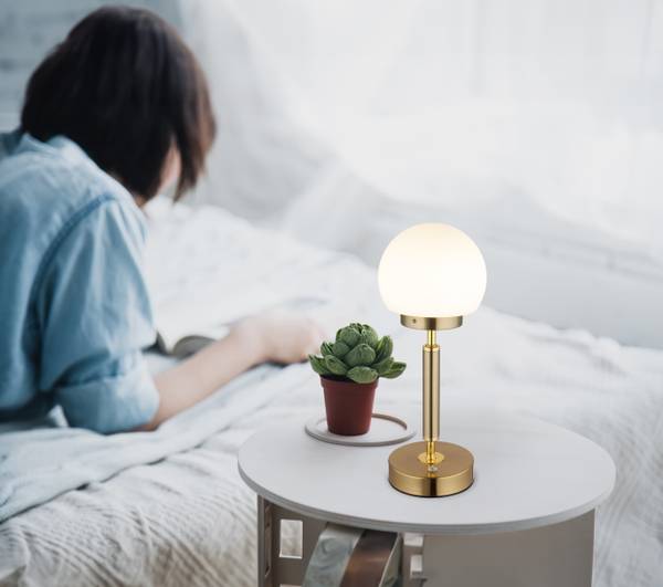 LED-Tischleuchte Haku Typ A - Opalglas / Eisen - 1-flammig - Messing / Weiß